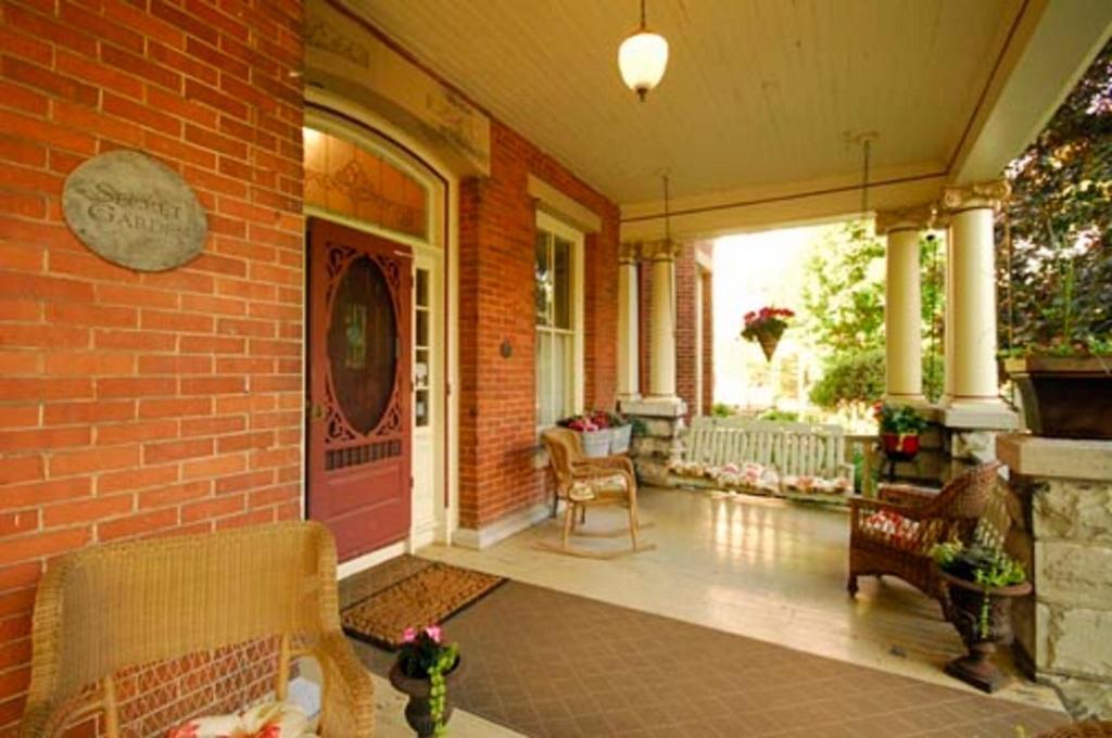 The Secret Garden Inn Kingston Extérieur photo
